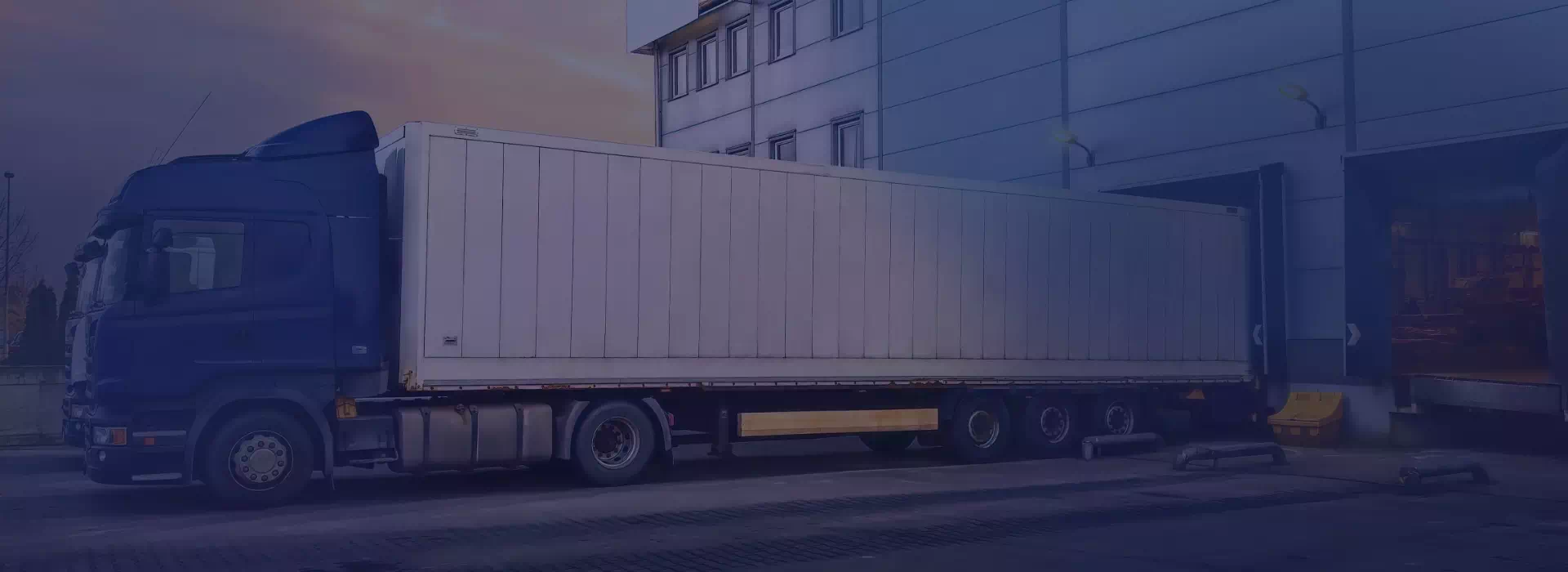 ciężarówka zaparkowana przy dokach